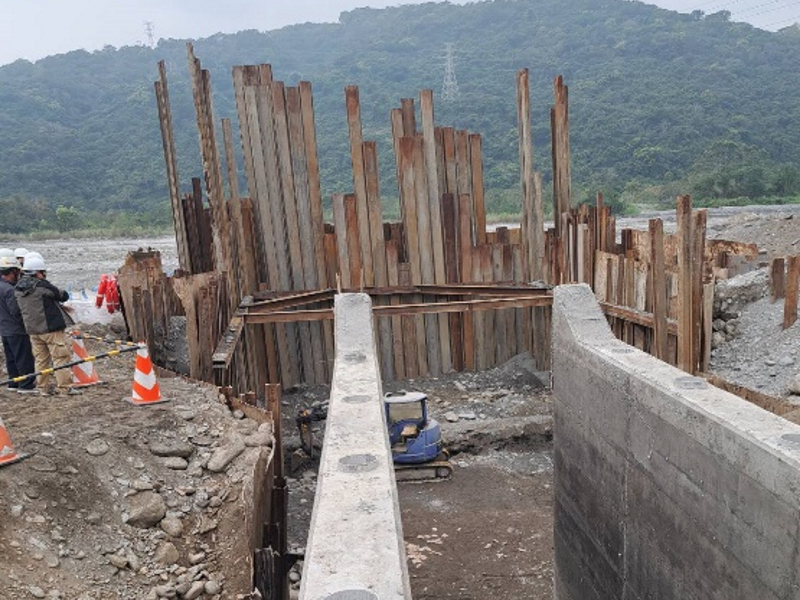 經濟部水利署第九河川局局長率督導小組視察本處迪佳圳新增取水口及引水渠新建工程之破堤計畫2