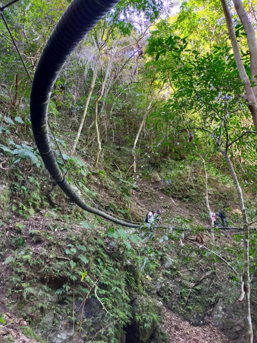 管線經過塴塌地由鋼索牽拉固定