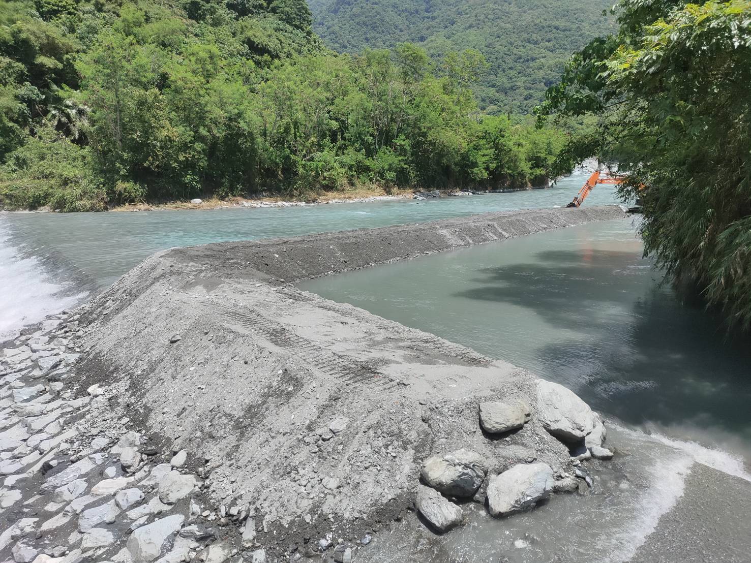 興泉圳進水口臨時攔水埧搶修完成進水的情形